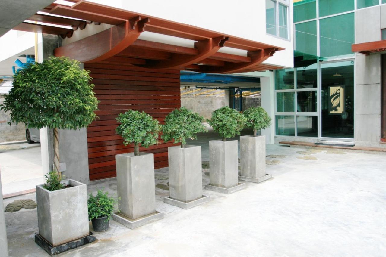 Bansabai Sabaidee Service Apartment Bangkok Exteriör bild